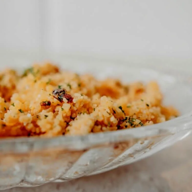 Couscous met berberisbessen, geroosterde wortel en verse kruiden