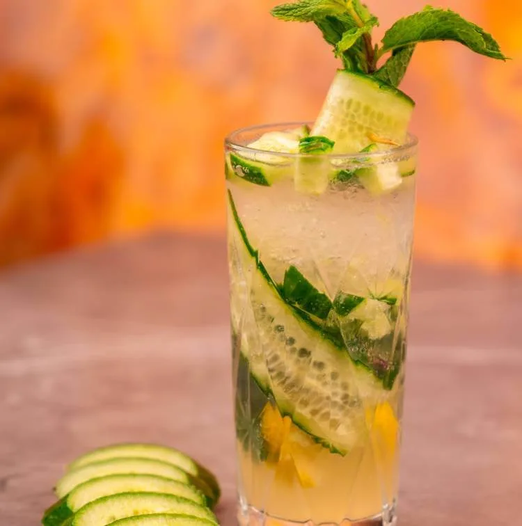 Green rooibos iced tea with cucumber and mint