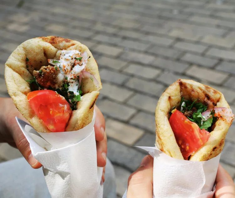 Gyros met gegrilde groenten, kikkererwten en tzatziki